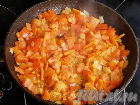 Перекладываем помидоры в сковороду с овощами, перемешиваем. Тушим овощи примерно 2-3 минуты.