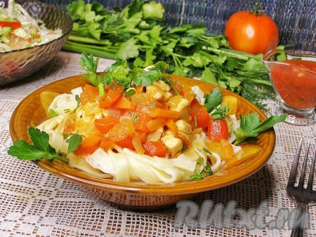 При подаче кладём в тарелку лапшу, заливаем её соусом из курицы и овощей. По желанию можно подлить в тарелку бульон, в котором тушились мясо с овощами, тогда блюдо станет больше похожим на суп. Аппетитный, сытный и ароматный лагман украшаем свежей зеленью (например, укропом, петрушкой или кинзой) и подаём к столу.