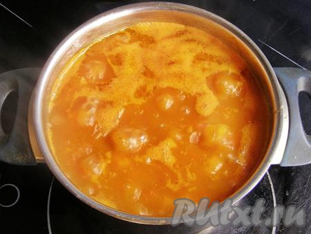 Ставим кастрюлю на сильный огонь. После закипания воды уменьшаем огонь до минимального, тушим мясо курицы с овощами минут 10-15 и убираем с огня.