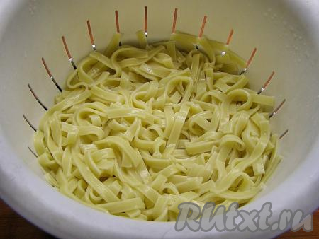 Когда лапша сварится, перекладываем её на дуршлаг и оставляем, чтобы вода стекла.