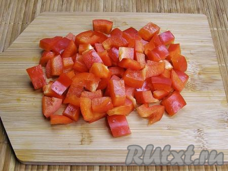 Из болгарского перца удаляем семена, убираем плодоножку, нарезаем его кубики.