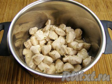 Перекладываем обжаренное куриное мясо в кастрюлю, в которой будете в дальнейшем тушить его с овощами.