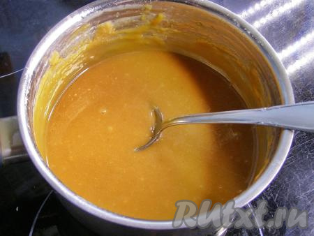 Масса должна получиться гладкой, однородной, без комочков и масла на поверхности. Если масса плохо перемешивается, можно поставить сотейник на слабый огонь, немного подогреть и перемешать.