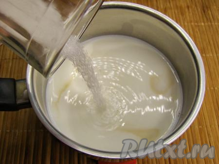 Для приготовления ирисок лучше всего взять сотейник (или небольшую кастрюлю) с толстым дном или с антипригарным покрытием. Наливаем в сотейник молоко и разогреваем его, чтобы оно стало горячим, но до кипения доводить не нужно. В горячее молоко добавляем ванилин (или ванильную эссенцию), всыпаем сахар и перемешиваем.