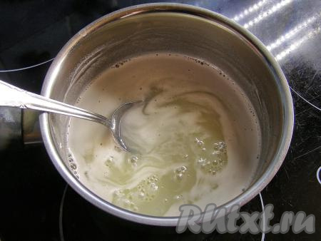 Ставим сотейник на средний огонь и доводим молоко с сахаром почти до кипения, иногда перемешивая. Как только молоко начнёт закипать, уменьшаем огонь до минимального.