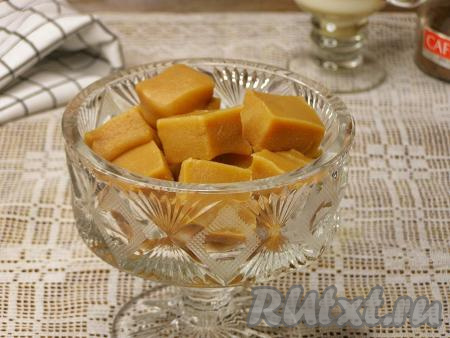 Примерно через 1,5-2 часа молочные ириски застынут. Аккуратно достаём их из формочек, а если вы охлаждали конфеты на противне, тогда нарезаем их на квадратики. По желанию, каждую конфетку можно завернуть в пергаментную бумагу или фольгу. Мягкие, сладкие, ароматные ириски, приготовленные из молока в домашних условиях, подаём к столу со свежезаваренным чаем.