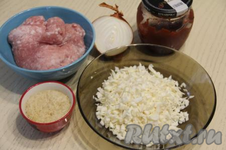 Подготовить продукты для приготовления ленивых голубцы в мультиварке Редмонд. Для получения фарша нужно кусочки мяса (у меня - свинина) пропустить через мясорубку. Можно взять и покупной фарш. Лук почистить. Капусту мелко нарезать. Рис промыть водой и оставить в сите, чтобы стекла лишняя вода.