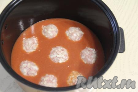 Влить получившийся томатный соус в чашу мультиварки с ленивыми голубцами.