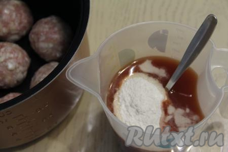 Для получения томатного соуса в отдельной ёмкости соединить воду, томатную пасту, муку, добавить любые специи по вкусу и соль, перемешать венчиком до однородности.