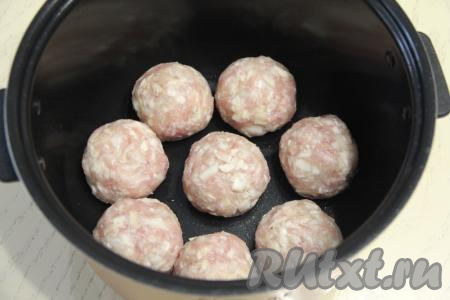 Сформированные ленивые голубцы выложить в чашу мультиварки.