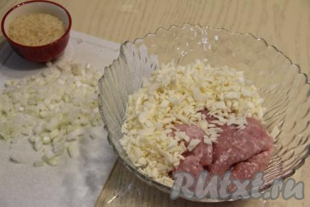 В миске соединить капусту и фарш. Мелко нарезать лук. 