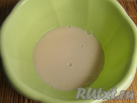 Вливаем в миску тёплую воду (температура воды примерно 36-40 градусов), перемешиваем до однородности и оставляем получившуюся опару в тёплом месте минут на 15-20.