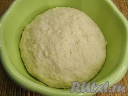 Спустя час тесто поднимется и увеличится раза в 2, станет мягким и воздушным. Обминаем его.