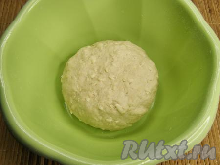 Добавляя муку, вначале перемешиваем тесто ложкой. А затем, когда тесто для фокаччи начнёт собираться в ком, вымешиваем его руками. Муки может понадобиться немного больше или меньше того количества, которое указано в ингредиентах, поэтому ориентируйтесь на консистенцию теста. Оно должно получиться мягким, эластичным и не должно прилипать к рукам и стенкам миски. Накрываем миску с тестом пищевой плёнкой и оставляем в тёплом месте на 1 час.