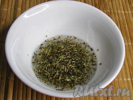 Отдельно смешиваем оливковое масло и сушёные итальянские травы (у меня - готовая смесь из орегано, базилика, майорана, розмарина, чабера, тимьяна и шалфея).