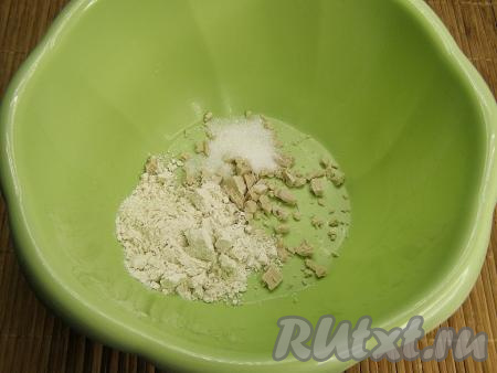 Сначала приготовим опару. Я использовала свежие дрожжи, но можно взять и сухие. В глубокую миску, в которой будем замешивать тесто, крошим свежие дрожжи (или всыпаем сухие дрожжи), добавляем сахар и 1-2 столовых ложки муки.