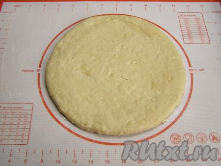 Делим тесто на две части и на присыпанном мукой столе раскатываем каждую часть в круглую лепёшку диаметром примерно 20 сантиметров и толщиной 5-8 миллиметров. Накрываем их полотенцем и оставляем минут на 20 для расстойки.&nbsp;Можно не делить тесто, а сделать одну большую лепёшку.