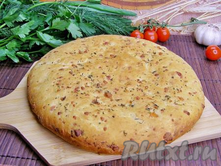 Ароматная, мягкая и очень вкусная фокачча с сыром готова. Даём ей остыть минут 10, накрыв полотенцем, а затем подаём в тёплом виде к столу.