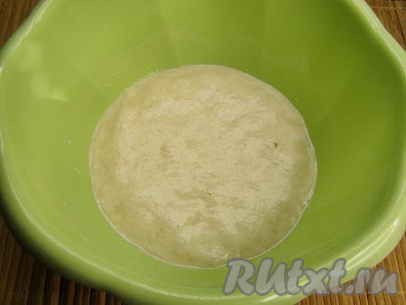 По истечении этого времени на опаре появится пена с мелкими пузырьками, а сама опара немного увеличится в объёме.