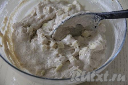 Перемешать тесто с яблоками.