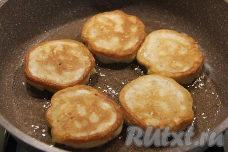 Жарить оладьи с яблоками и корицей до подрумянивания с двух сторон (ориентировочно по 2-3 минуты с каждой стороны) на среднем огне, затем переложить на тарелку. Периодически перемешивая тесто в миске, постепенно пожарить все оладушки (из указанного количества ингредиентов у меня обычно получается 14-15 оладий).