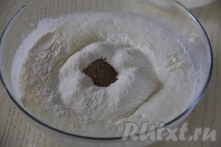 Всыпать половину просеянной муки и корицу, перемешать.