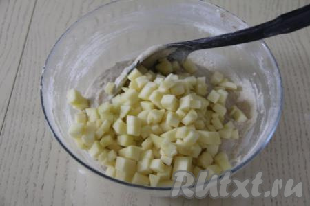 Добавить нарезанные яблоки в тесто.