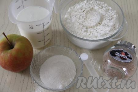 Подготовить продукты для приготовления оладий с яблоками и корицей. Кефир должен быть комнатной температуры, поэтому достаньте его из холодильника заранее, либо подогрейте в течение 30 секунд в микроволновке.