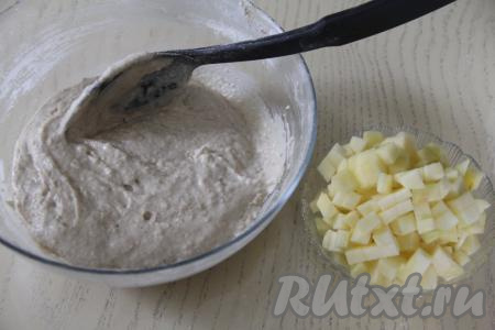 Частями добавляя оставшуюся муку и каждый раз полностью вмешивая её, замесить в меру густое, однородное тесто для оладий, как на фото. Яблоко, очищенное от кожуры и семян, нарезать на кубики со стороной 0,5 сантиметра.