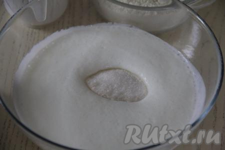 В запузырившуюся смесь кефира и соды добавить сахар, перемешать венчиком (или столовой ложкой).