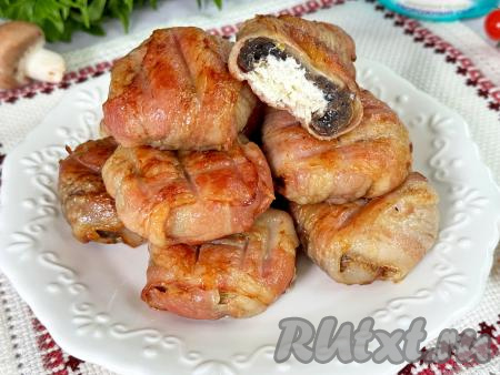 Шампиньоны с творожным сыром в беконе на мангале