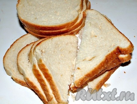 Нарезать ломтики хлеба на треугольники.