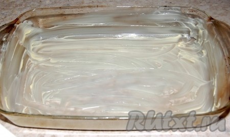 Форму, в которой будет готовиться  хлебный  пудинг, смазать сливочным маслом.