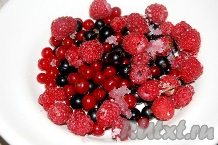 Приготовить ягоды. Перебрать их, помыть и обсушить. У меня малина, черная и красная смородина.