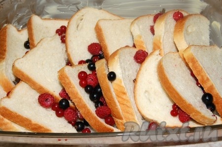 Пересыпать ягодами ломтики хлеба.