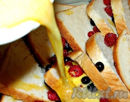 Полить ломтики хлеба молочно-яичной смесью.