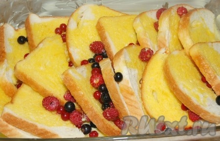 Сбрызнуть сверху ломтики хлеба растопленным сливочным маслом, немного посыпать сахаром.