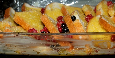 Отправить хлебный пудинг в заранее нагретую до 180 градусов духовку на 20 минут.