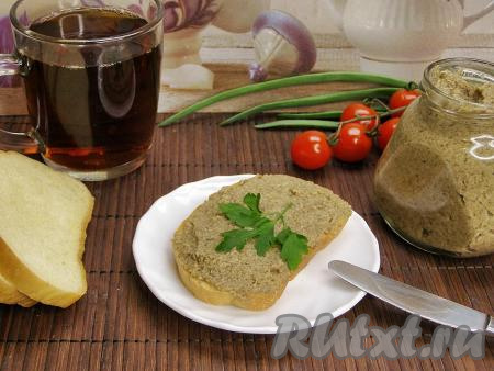 Наш вкусный, ароматный и нежный паштет из шампиньонов готов. Перекладываем его в чистую баночку, закрываем крышкой и ставим, как минимум, на 1 час в холодильник, чтобы он получше застыл, а затем подаём на кусочке свежего белого хлеба или с блинами. Грибной паштет из шампиньонов, приготовленный в домашних условиях, может храниться в холодильнике не более недели.