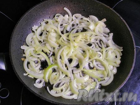 В сковородке разогреваем примерно 50 миллилитров растительного масла, затем выкладываем нарезанный лук. Обжариваем лук на среднем огне, иногда помешивая, примерно 5-7 минут (до мягкости лука).