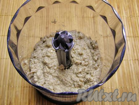 Можно измельчить не очень сильно, чтобы остались небольшие кусочки грибов, а можно превратить всё в практически однородное пюре. Если у вас нет блендера, можно использовать мясорубку.