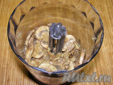Перекладываем остывшие грибы и лук в чашу блендера и измельчаем.