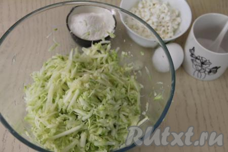 Очистить кабачки от кожуры, если у кабачков крупные семечки, их нужно будет удалить. 450 грамм подготовленных кабачков натереть на крупной тёрке в глубокую миску. Отжимать сок из кабачков не нужно.