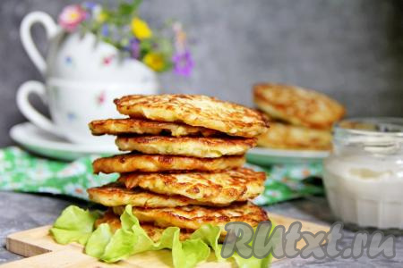 Вкусные, нежные оладьи, приготовленные из кабачков с творогом, можно подать к столу и в тёплом, и в холодном виде.