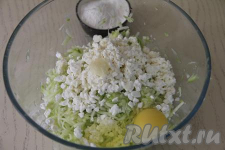 Вбить в миску сырое яйцо, добавить очищенный и пропущенный через пресс зубчик чеснока.