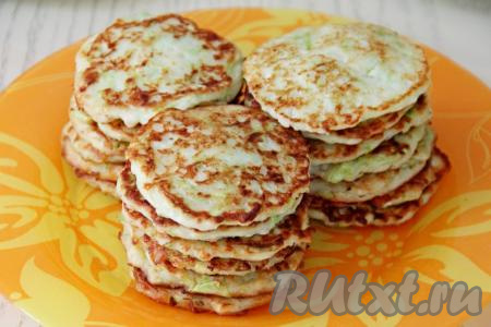 Готовые кабачково-творожные оладьи переложить со сковороды на тарелку. Периодически перемешивая тесто, постепенно пожарить все аппетитные несладкие оладушки.