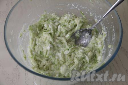 Перемешать тесто и оставить на 5 минут. Сначала тесто будет густым, а затем станет менее вязким. Итоговое кабачково-творожное тесто должно напоминать сметану средней густоты.