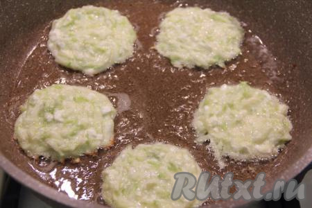 В сковороду влить растительное масло, разогреть. Выкладывать в разогретую сковороду по 1 столовой ложке кабачково-творожного теста в виде круглых оладий.