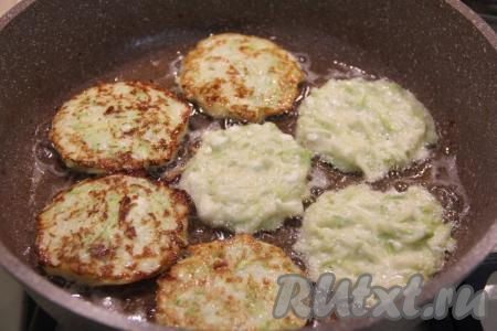 Жарить оладьи из кабачков с творогом на среднем огне с двух сторон до золотистого цвета.