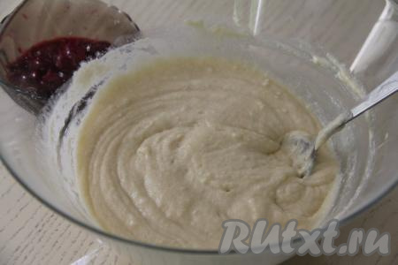 Тесто получится очень нежным и воздушным, по консистенции оно будет напоминать сметану средней жирности.